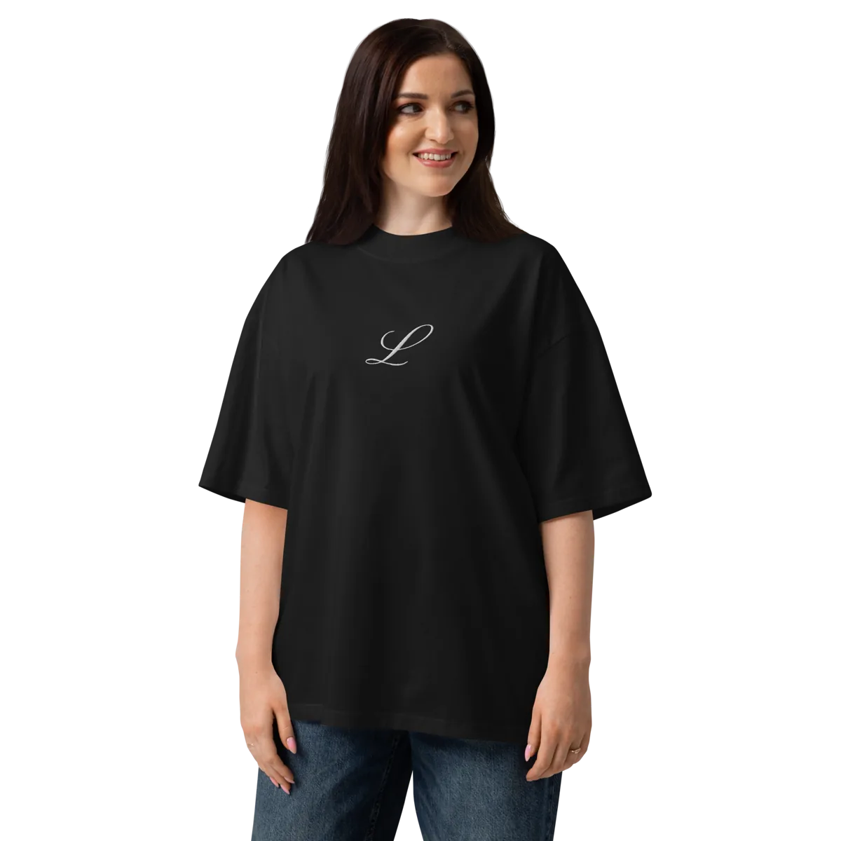 Modella con t-shirt Monogramma, L in corsivo sul petto